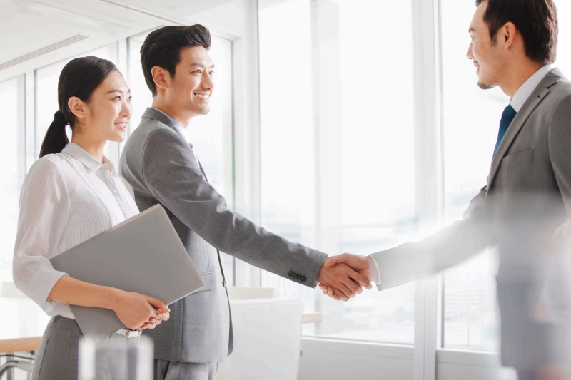 带领客户了解雇主公司的基本信息和注意事项，之后安排入职流程；